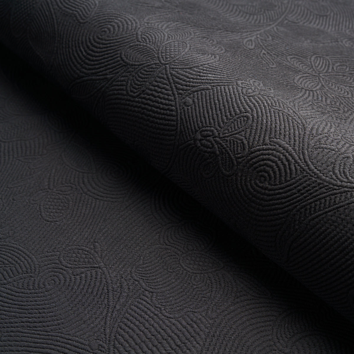 QUILTED SCROLL MATELASSÉ PITCH BLACK